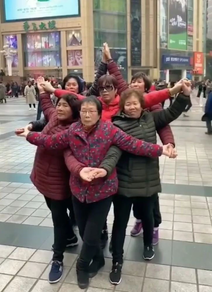 说到拍照拍pose, 除了万年不变的剪刀手, 还出现了一种"新主题"