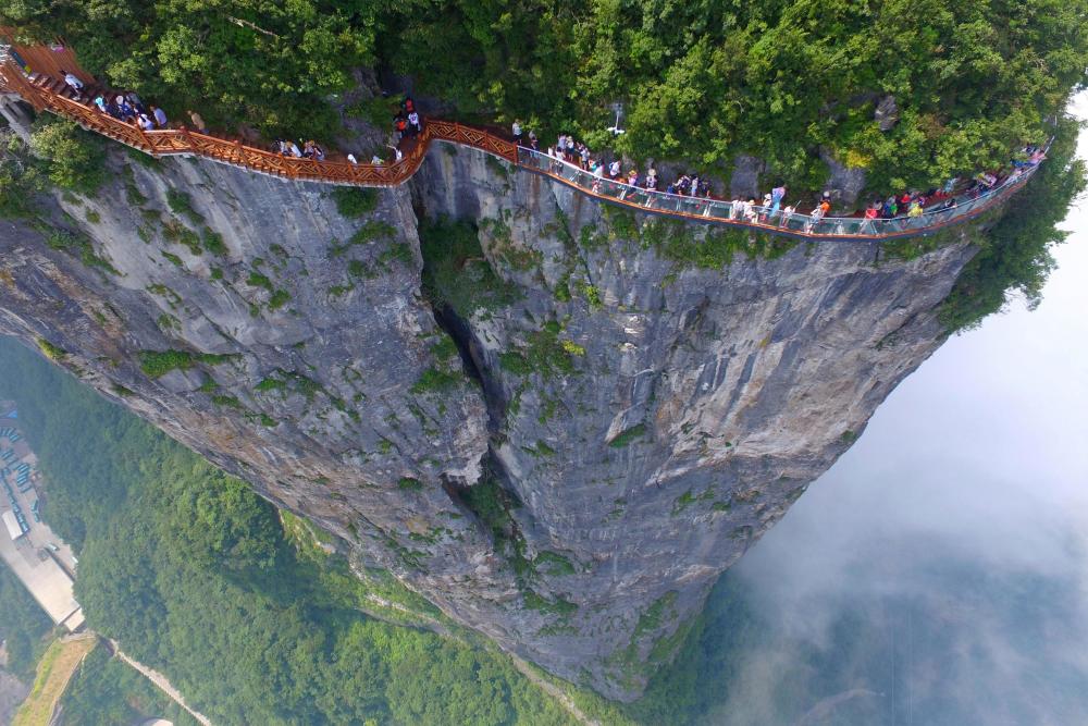 张家界天门山玻璃栈道在前方等你