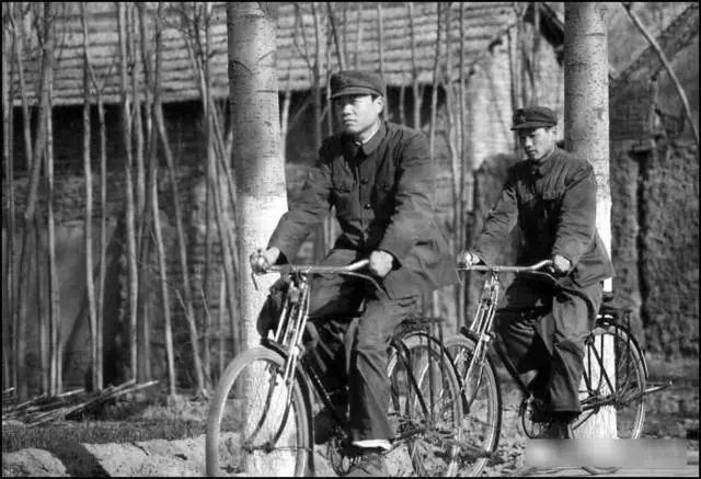 这些80年代的老照片:小朋友也骑28寸自行车