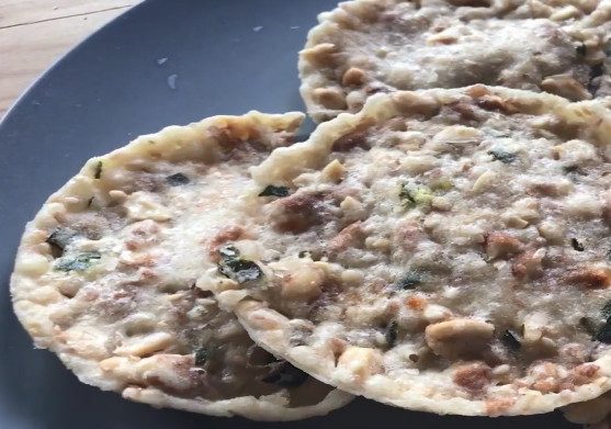 江西特色小吃豆巴，面浆混合坚果葱花油炸，酥酥脆脆的你吃过吗?