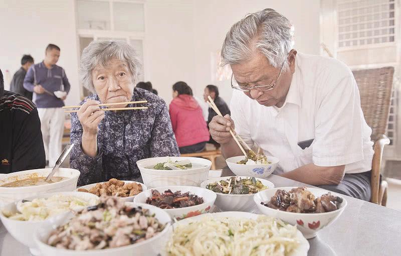 图为褚时健和老伴.