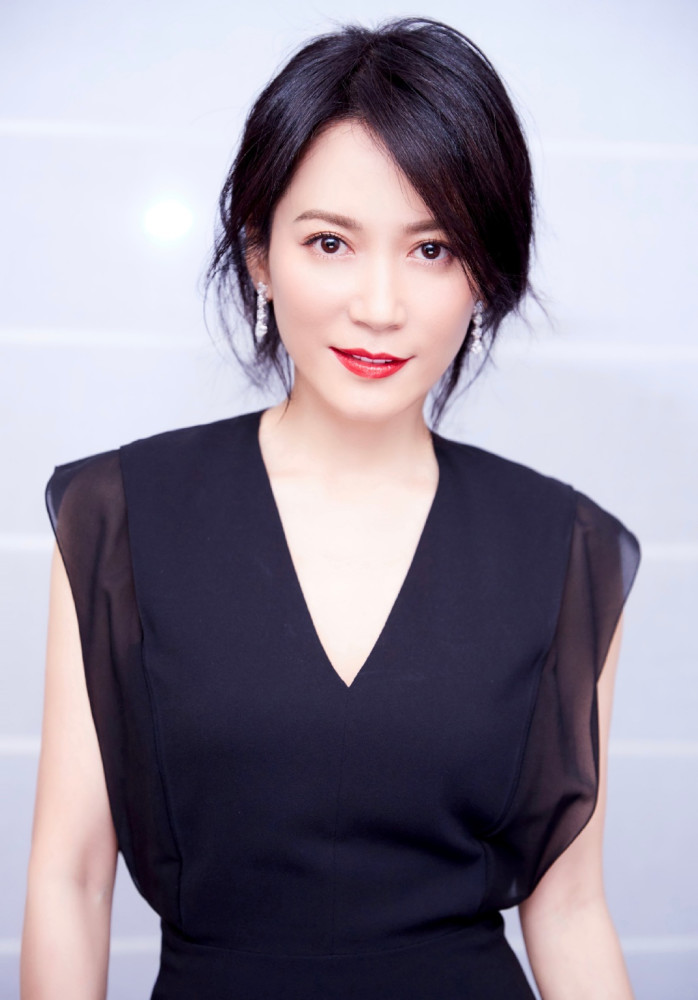 为何48岁俞飞鸿越来越魅力?只因剪掉十年长发,意外时尚显年轻