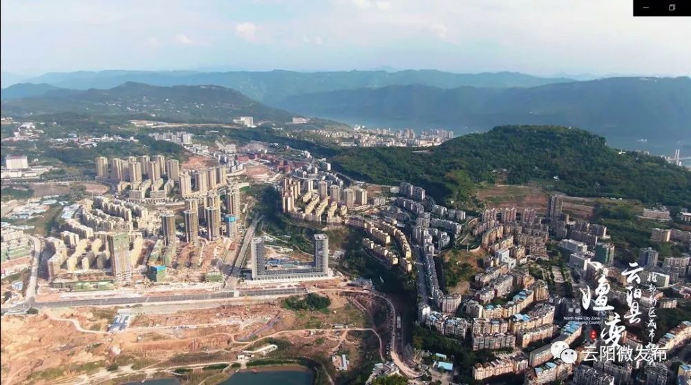 "我"位于云阳县新县城北侧, 东以渝巴路为界,西以澎溪河相隔, 北抵沪
