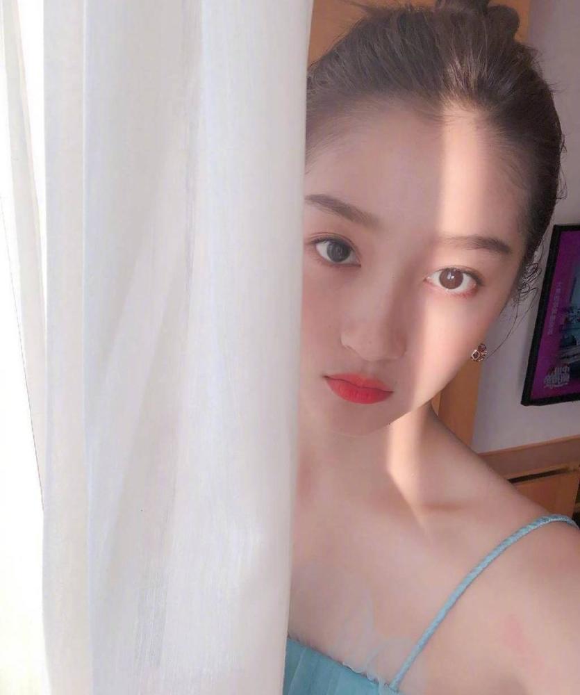 关晓彤ins曝光,私照丰富,不再刻意少女满屏"御姐范"