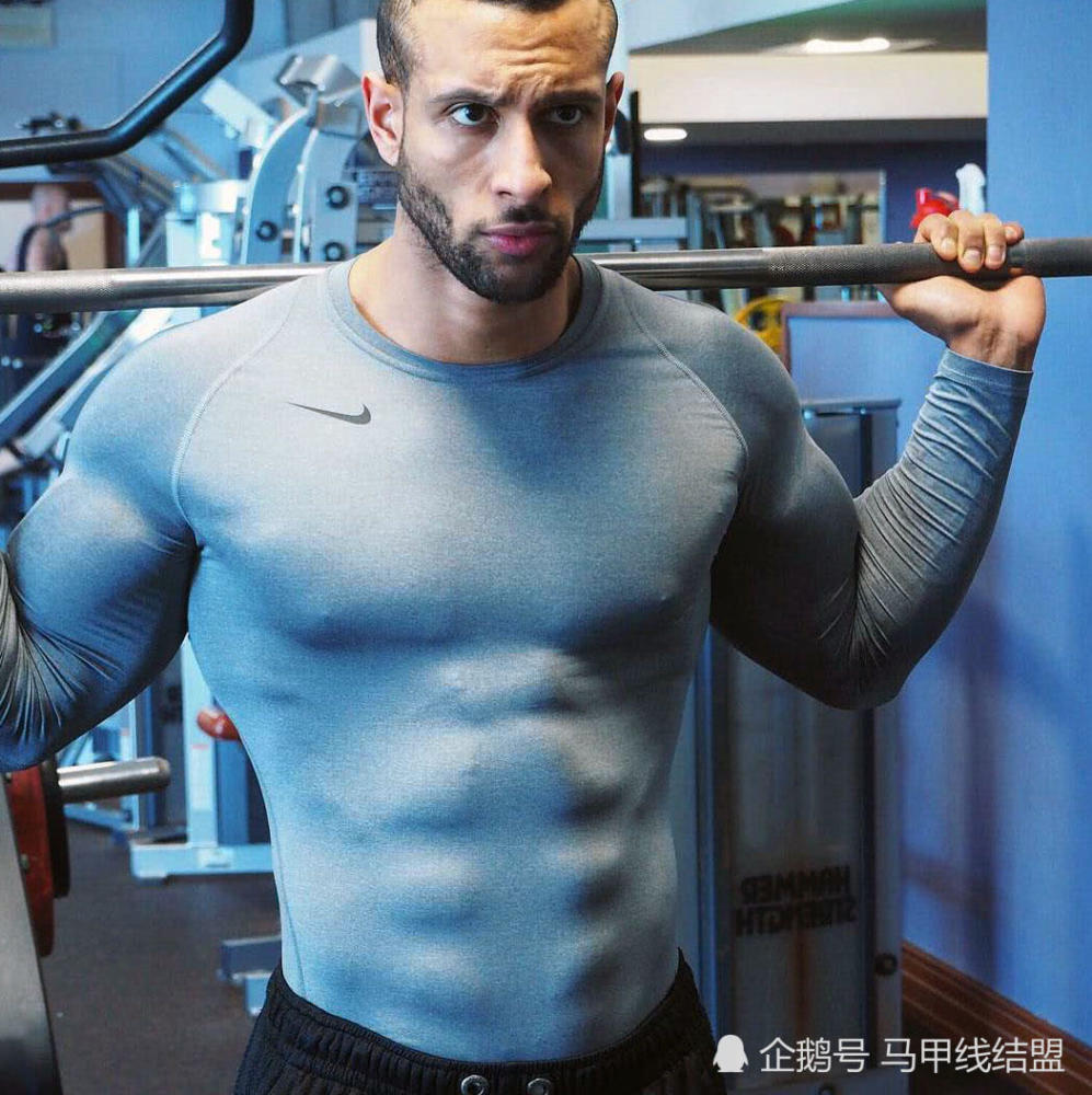 德国小伙坚持健身练出10块腹肌,从胖子到肌肉男