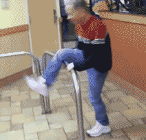 搞笑gif:妹子做饭能不能收敛点,你这样谁还能吃得下去