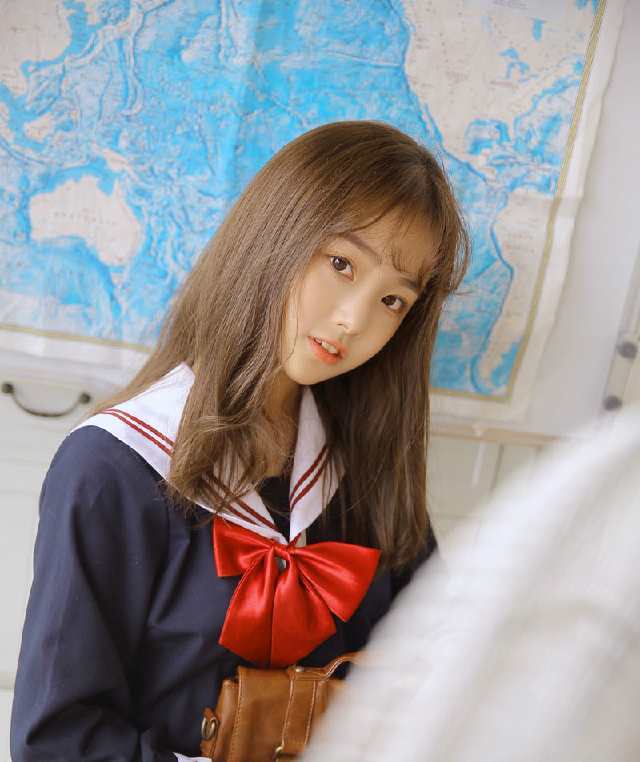 身穿日式学生装的可爱美女