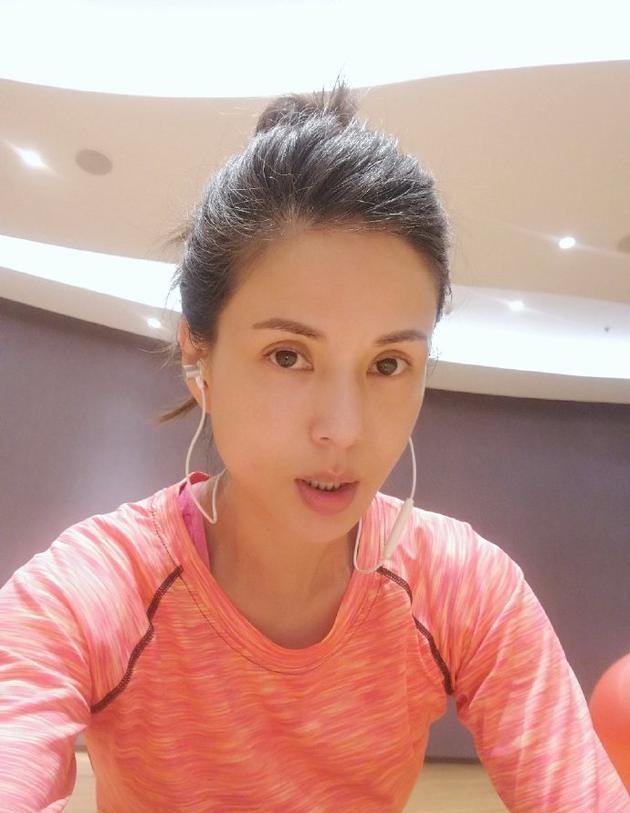 李若彤晒素颜自拍照:皮肤细腻像少女!年龄成谜的她,到底多大了