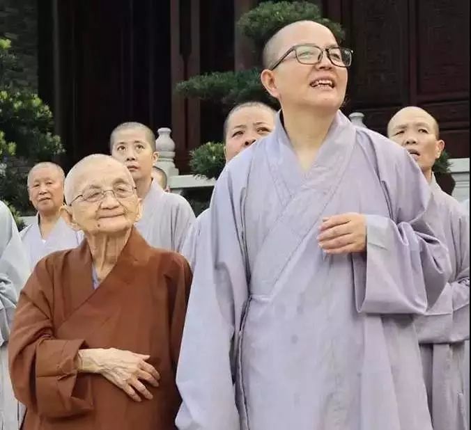 通愿法师从慈舟老法师出家,依止开慧比丘尼,开始弘法生涯.