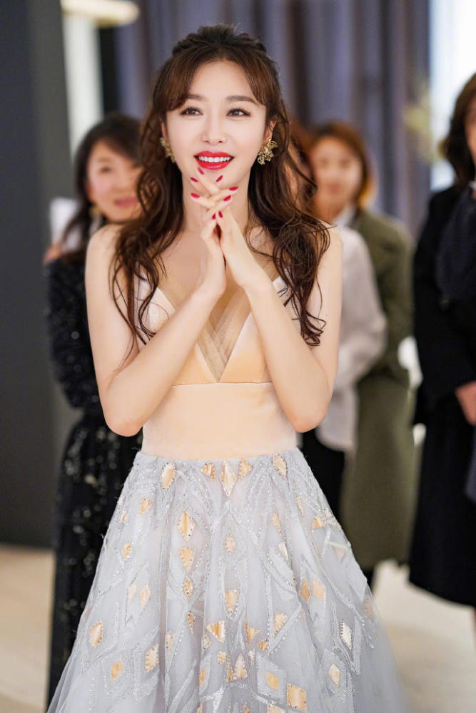 女艺人秦岚浪漫温婉优雅时尚写真