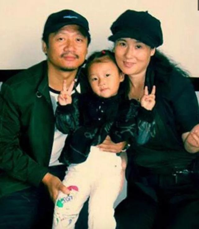 这对夫妻,在现实生活中非常恩爱,生活的很幸福,王小华和唐鉴军已结婚