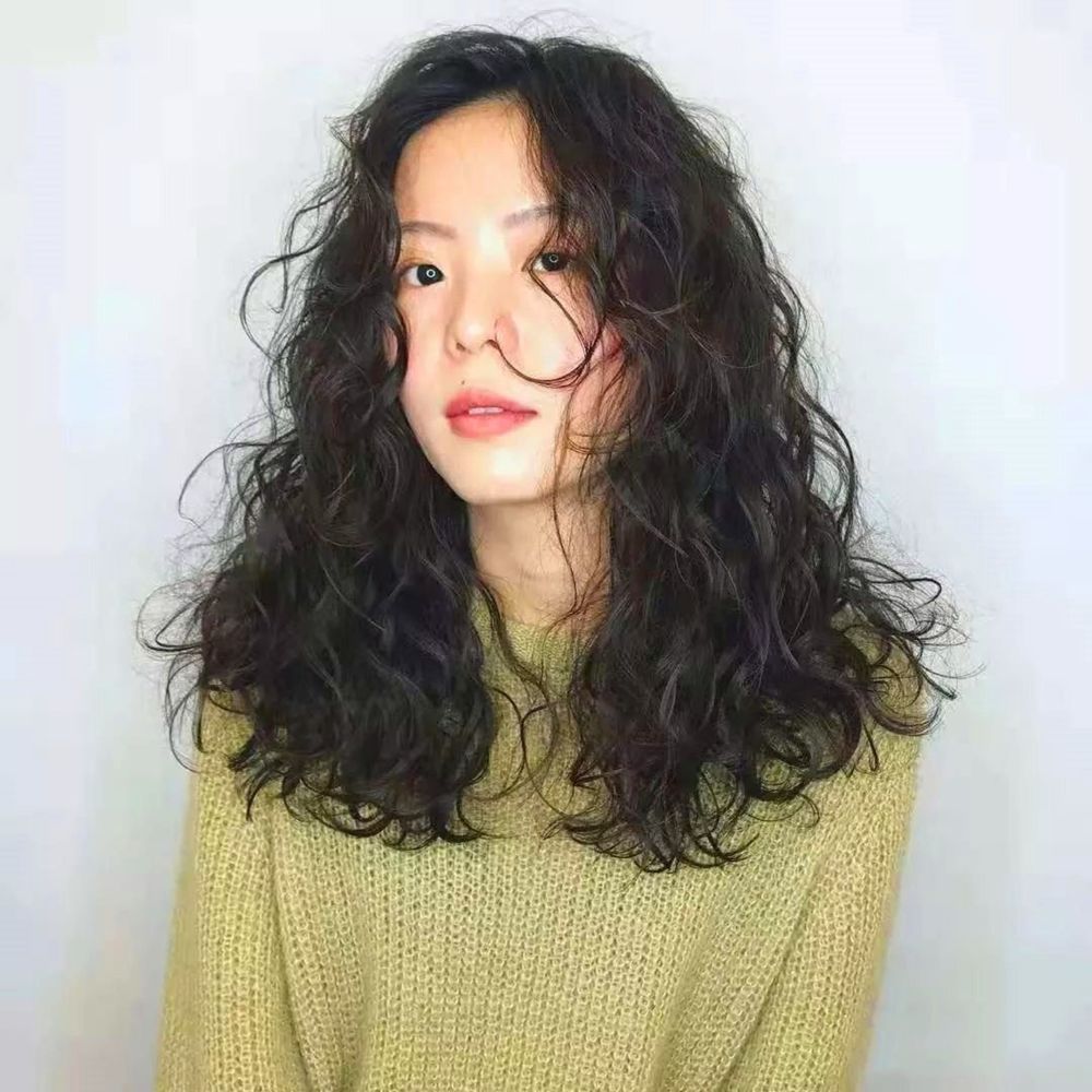 这几款时尚减龄的卷发造型,非常适合发量少的女生,让你变小仙女