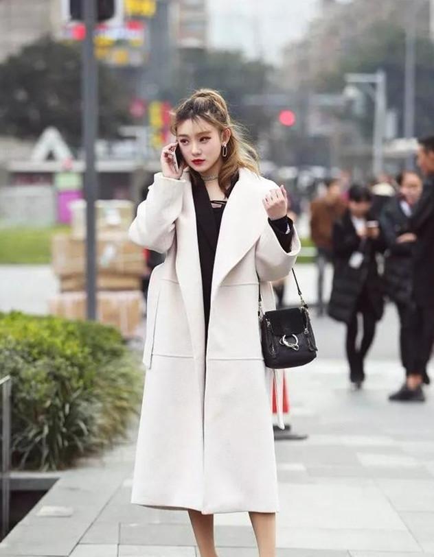 街拍:灵动秀气小美女,白色呢子大褂显气质,冬季的时尚