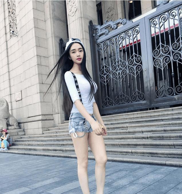 街拍:惹人心动的背带热裤美女,男生心目中长发