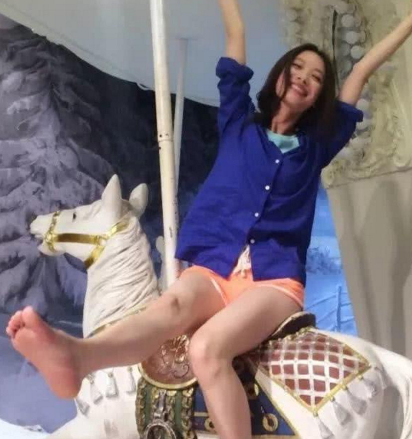 倪妮为什么不喜欢穿裤子?穿男款泳裤坐旋转木马,网友