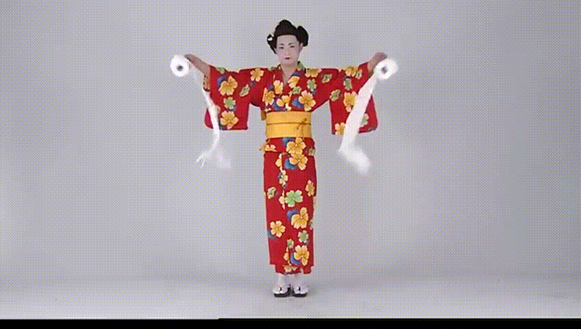 的日本艺伎,不管是动作还是神情都模仿的十分鬼畜的曾小贤实在是可爱