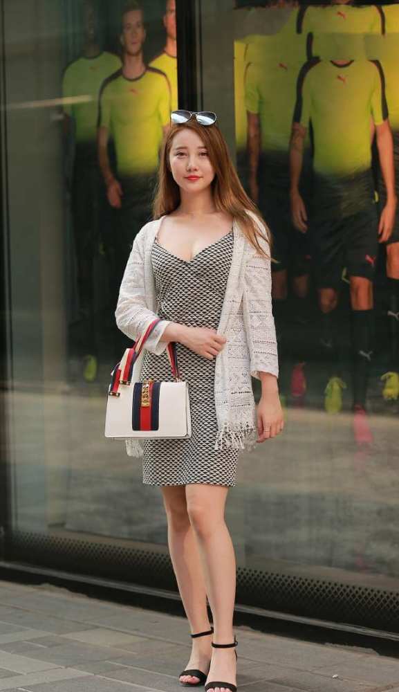 格子连衣裙把自己的身材完美显现出来,加上低胸v子领,事业线一览无余!