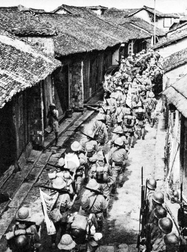 安徽抗战老照片,日寇在马鞍山要塞视察,图5后勤直接喂