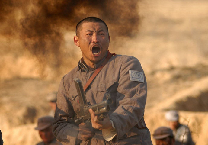 新老版本《亮剑》王有胜守仓库:一个笑容嘚瑟,另一个脸像面瘫