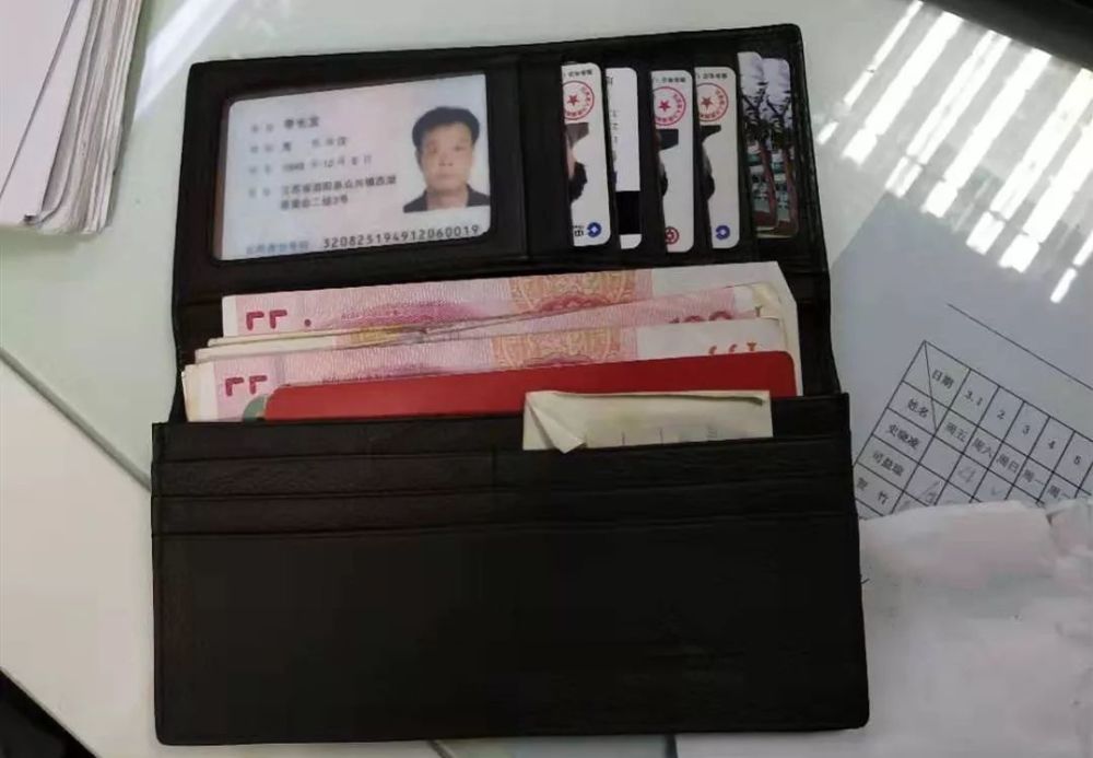 3月7日上午,县人民医院医保窗口来了一位患者,对医保科的史晓凌连声图片