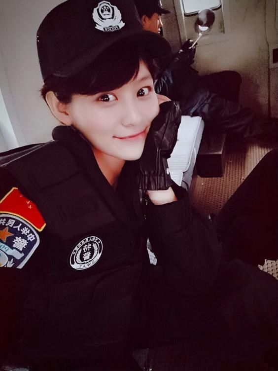 《警察特训营》,在节目中,她克服重重困难,屡创佳绩,全面展现了德州
