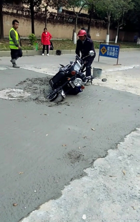 广东东莞:刚铺好的水泥路,大叔骑着摩托车往里冲,难道