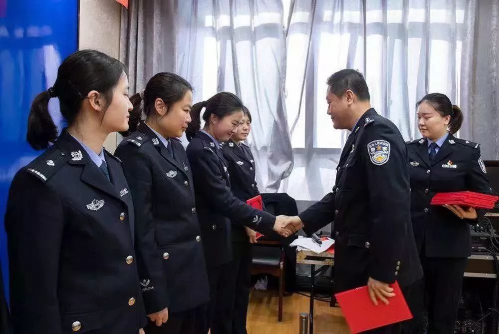 活动中,局领导为"十佳女警""十佳警嫂""十佳女辅警"进行了颁奖,并