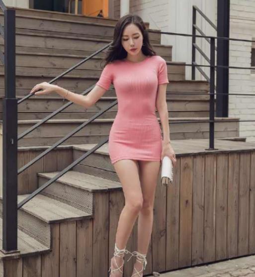 街拍:戴墨镜拥有性感身材的辣妹,黑色超短连衣裙,让人