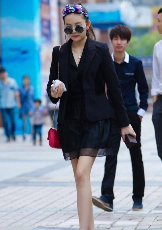 街拍:戴彩色发带穿黑色小西装的美女,修长美腿很抢眼