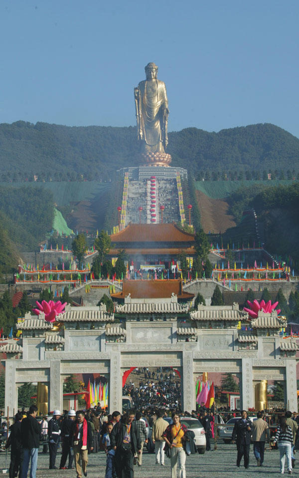 中原大佛,位于河南省平顶山市鲁山县尧山佛泉寺,是现今世界上最大的