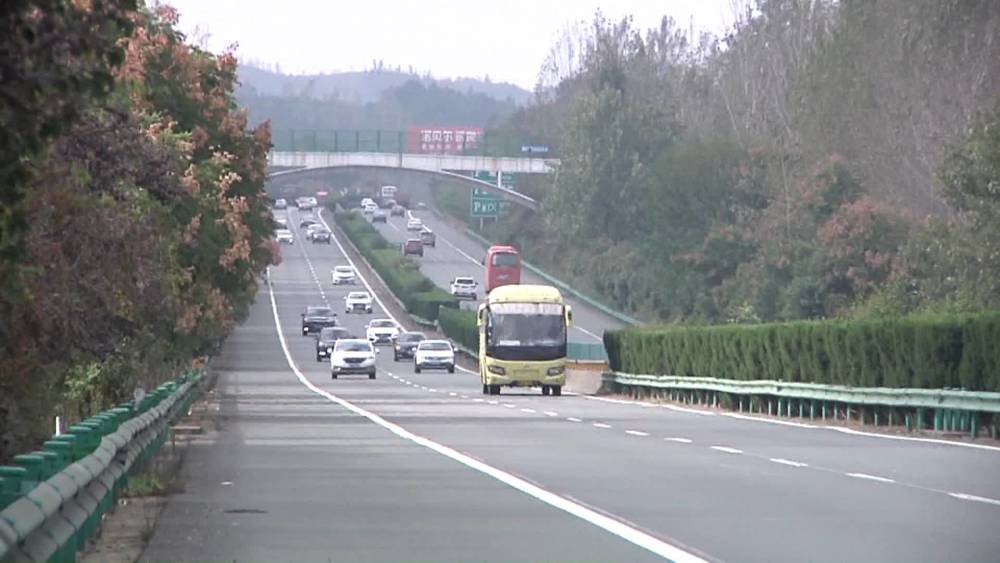 高速路堵车,老汉欲翻护栏"方便",差点要了命!幸得民警