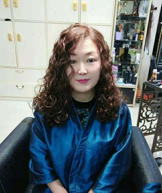低层次小卷发 第一款就是低层次满头小卷 从我做美发这个行业开始