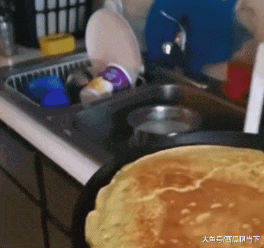 从妹子的表情就可以看出来了