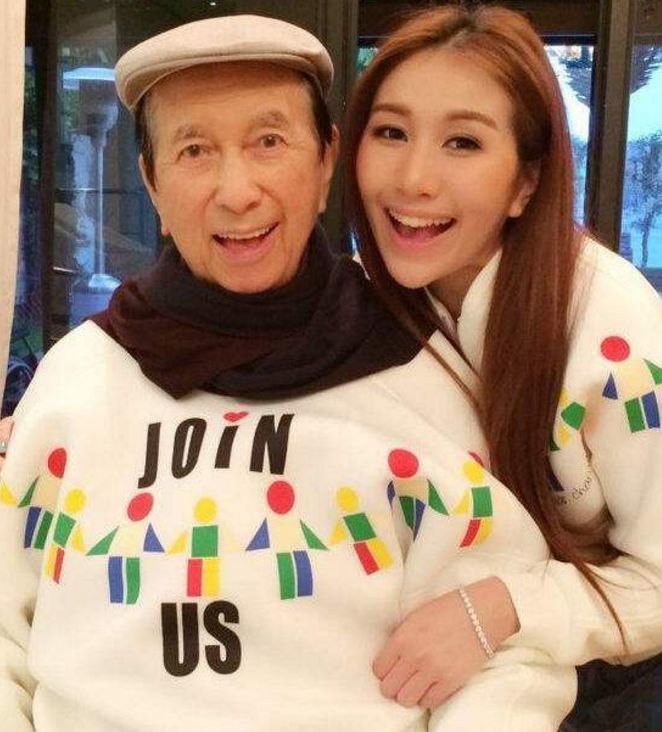 如今小女儿何超盈即将为人母,赌王也是欣慰的吧