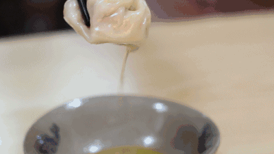 非常火爆的包子铺,门口总是排长队!