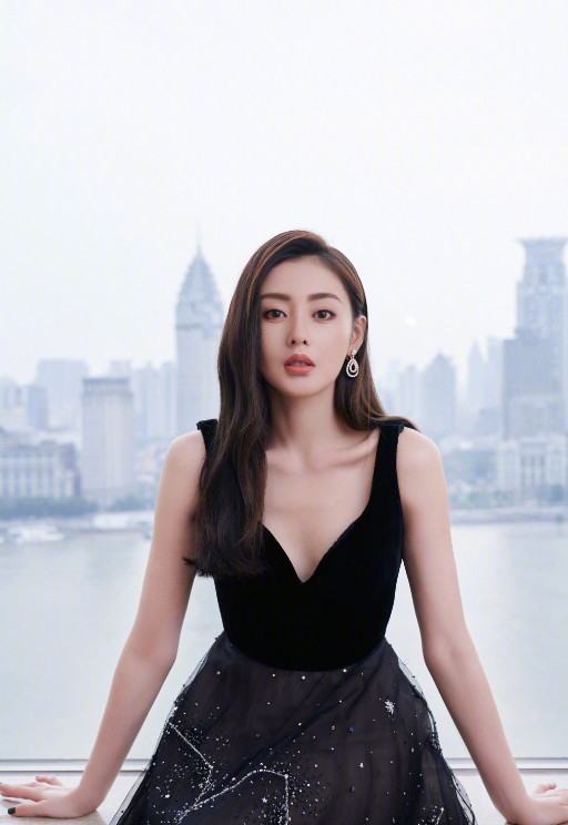 妩媚又不失英气,电视剧一播完当时的网络播放率竟高达26亿,使得张天爱