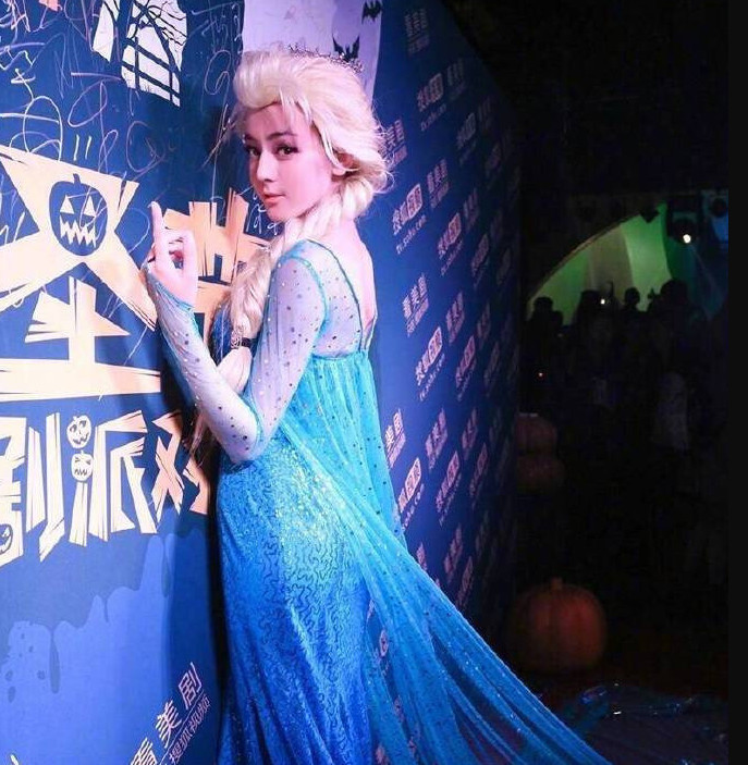 同是cos冰雪女王,baby和迪丽热巴谁更像?网友:没可比性