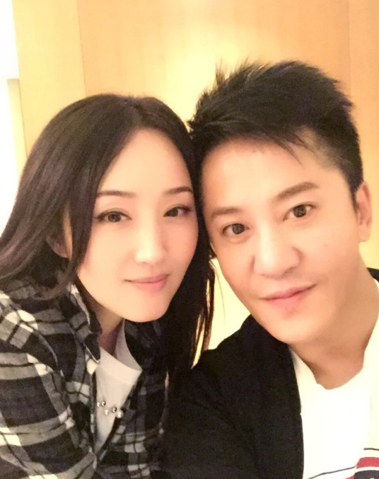 年过半百的毛宁罕见出镜像20岁小伙子,容颜未改帅气不