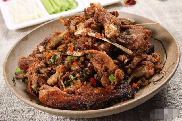 吃北京烤鸭的时候,剩下的鸭架怎么处理?懂行的人都