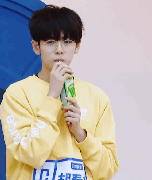 胡春杨直言不在乎粉丝发黑照,施展8字说出真相,网友