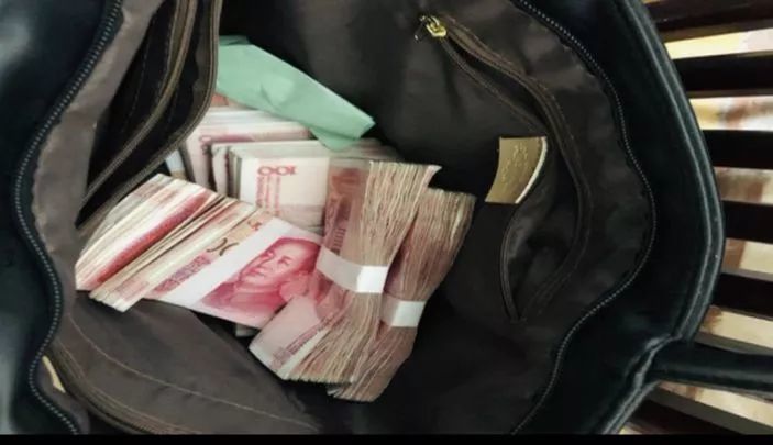 衢州的哥捡到一个包,里面是一捆一捆的现金!