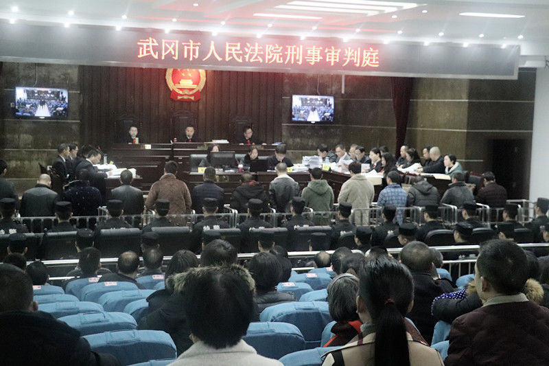胁迫等手段,长期在武冈市文坪镇一带为非作恶,欺压百姓