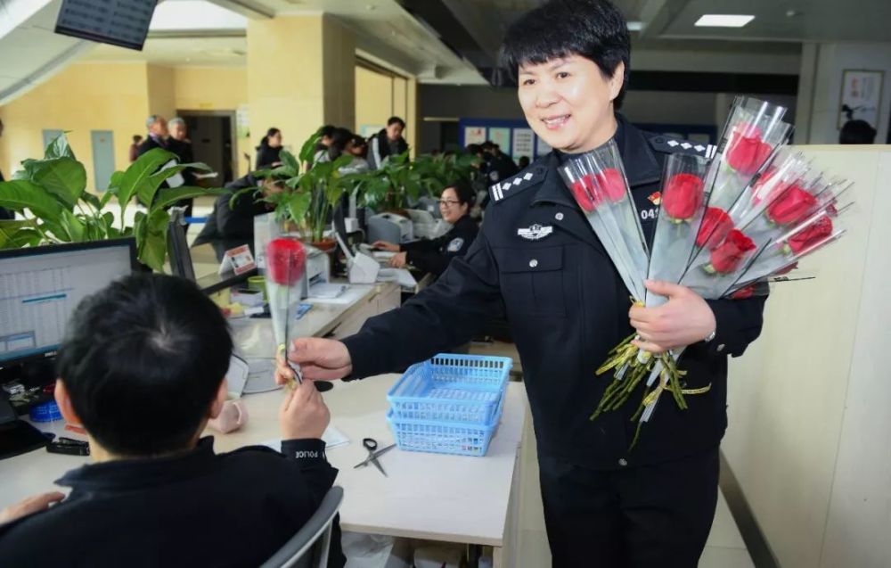 女神节,我们记录户籍窗口女民警们的一天