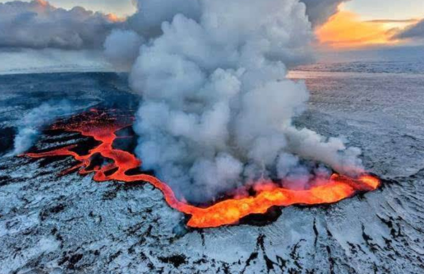 原因是他们处于 欧亚板块和太平洋板块之间的 环太平洋火山地震带上