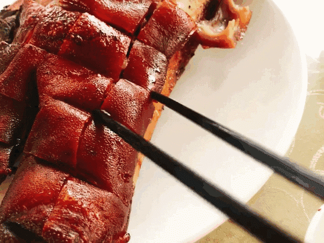 和东北人不同,山西运城人爱吃烤猪头肉,蘸料无比直白.图/小q探店