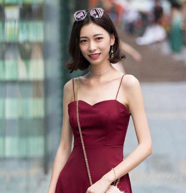 街拍:吊带美女,肌肤白嫩细腻,温婉可人,女人味十足
