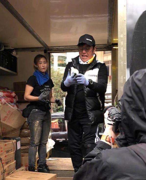 香港最美搬运工相亲成功后,和谭咏麟一起送货,网友:年