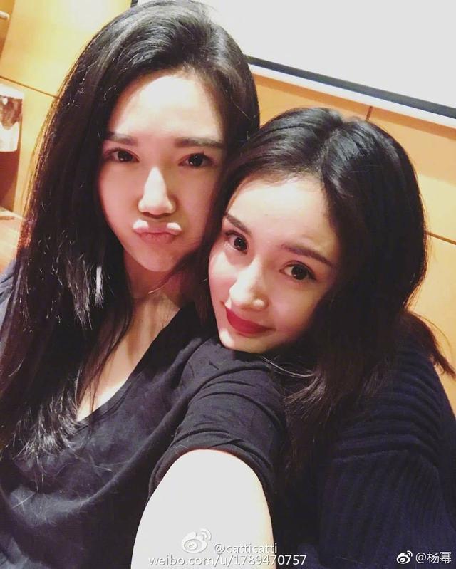 杨幂和闺蜜自拍的照片曝光,露出可爱表情,回港不是探望女儿?
