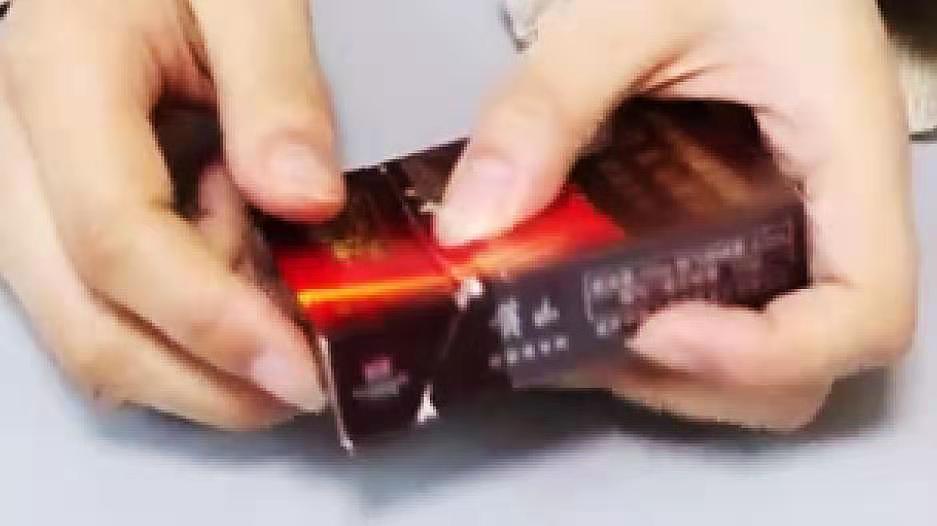 用打火机烧下烟盒的底部有什么作用