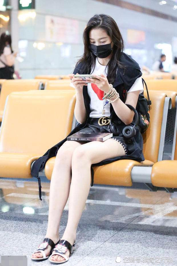 关晓彤为什么腿那么长?看到她的坐姿后明白一切,网友